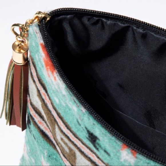 Southwestern Print Crossbody - Picture 4 of 5